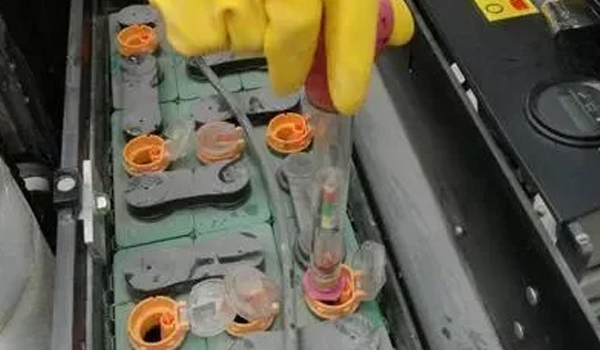 90%的人竟然不知路，叉车蓄电池要加水？